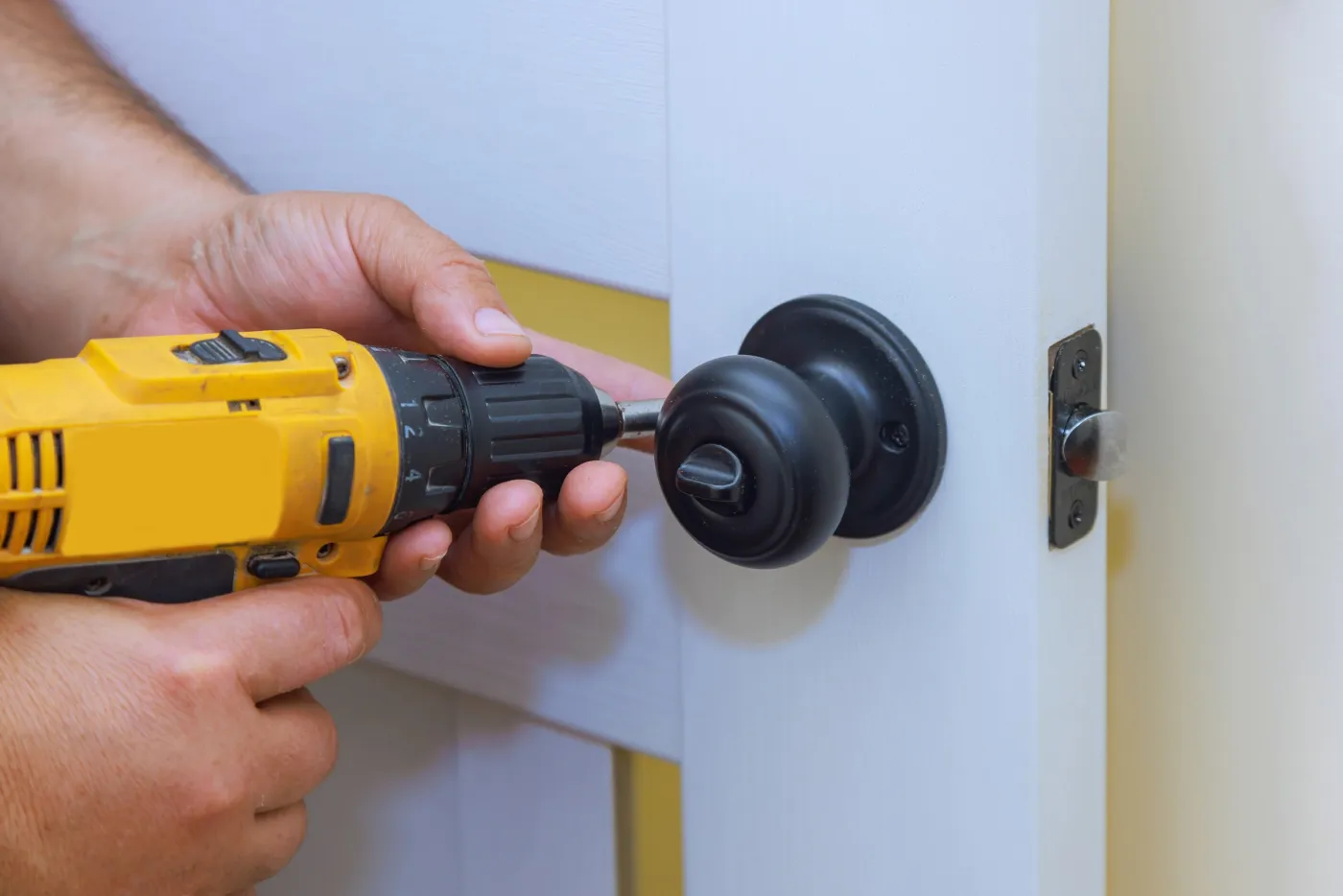 Montage d'un cylindre Mul-T-Lock à clé brevetée sur une porte d'immeuble du quartier du Luxembourg (75006)