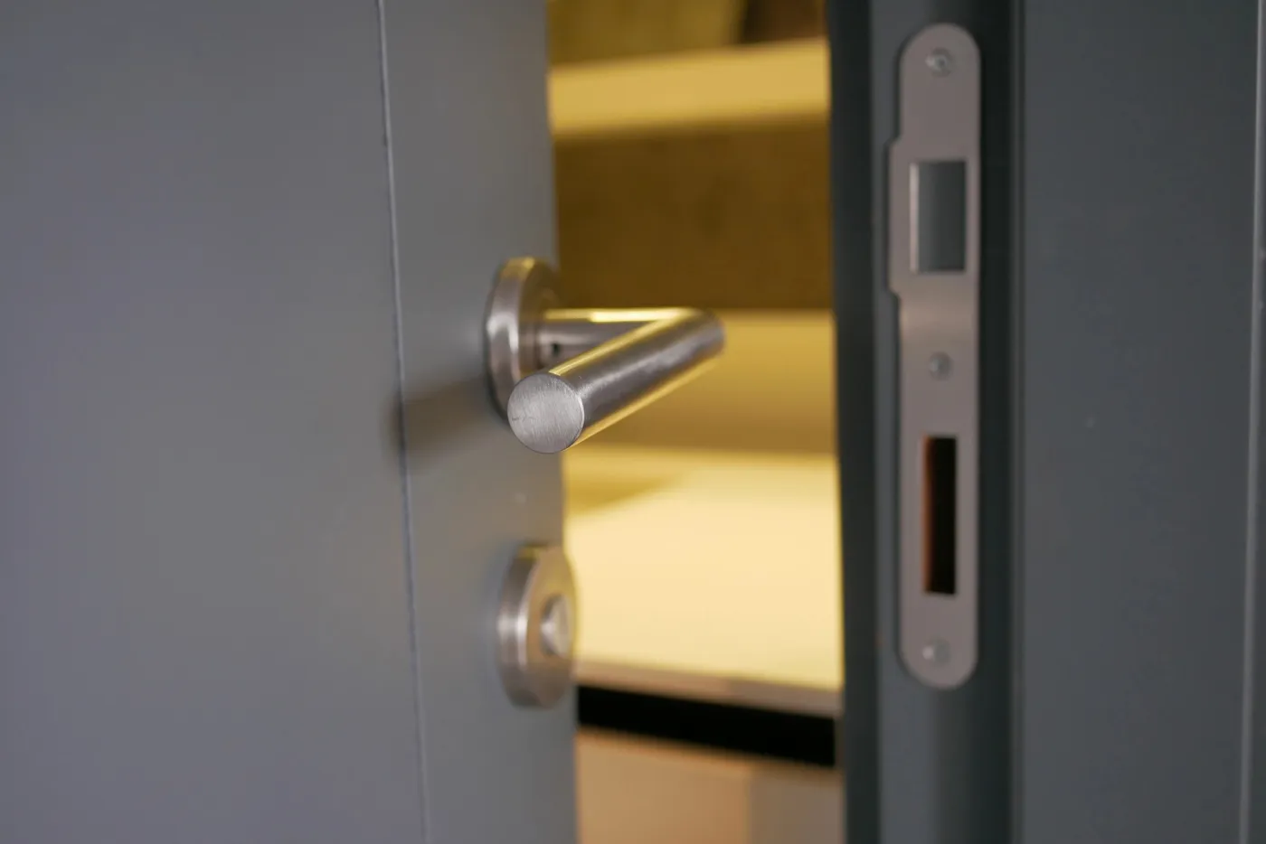 Intervention sur une serrure de porte d'entrée dans le quartier du Luxembourg, Paris 6e